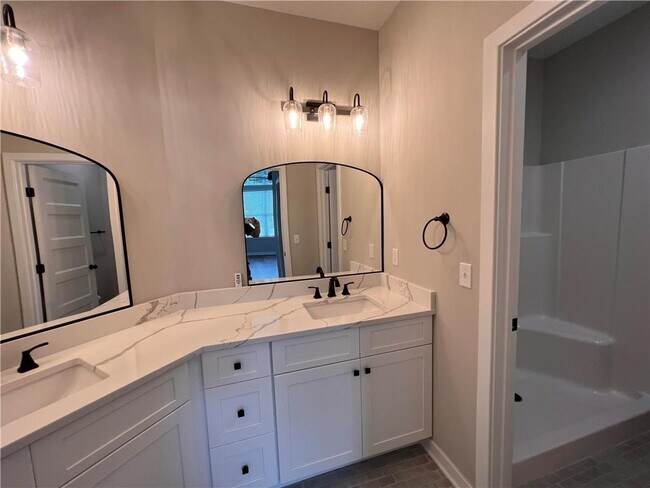 Building Photo - 5064 E Valley Rd