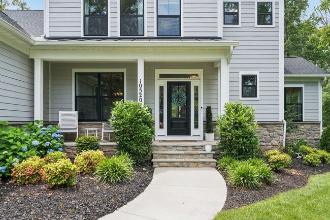 Building Photo - Impressive 6 Bed 4.5 Bath Single-Family Ho...