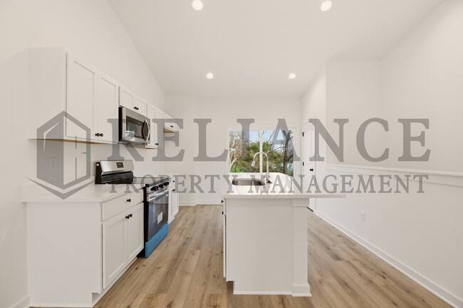 Building Photo - 5238 N Pinecrest Ct