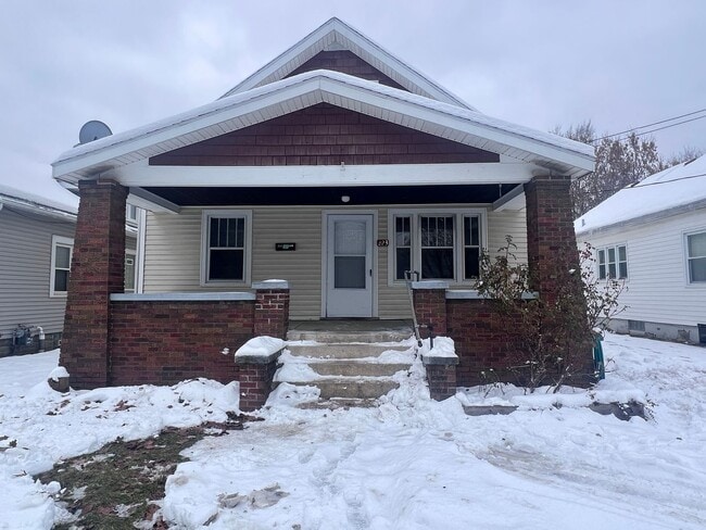 Building Photo - Three Bedroom Single Family Home on SW Side!
