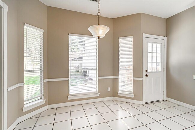 Building Photo - 8311 Mentmore Dr