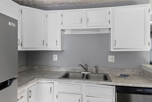 Building Photo - Available Now!  3 Bedroom Townhouse King George