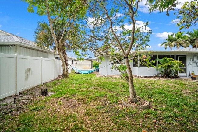 Building Photo - ANNUAL RENTAL - 1 Bedroom, 1 Bath Duplex in Naples Park