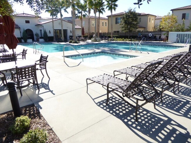 Building Photo - 4-Bedroom Home in the Gated Villa Metro Community!