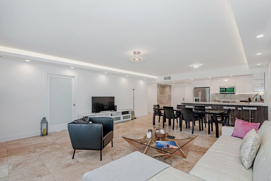 Building Photo - 2301 Collins Ave
