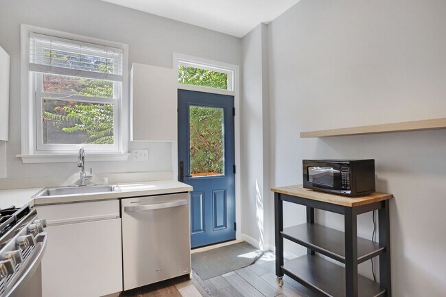 Building Photo - Charming Capitol Hill House| Don't miss the 3D-TOUR!