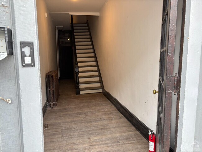 Building Photo - 612 Warren St