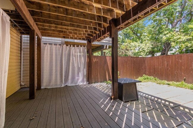 Building Photo - Spacious 3br Townhome with Deck& Patio. Re...