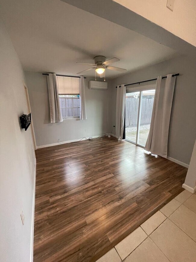 Building Photo - 112 SW 67th Ave