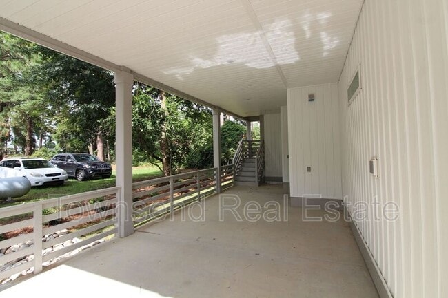 Building Photo - 209 Fairway Dr