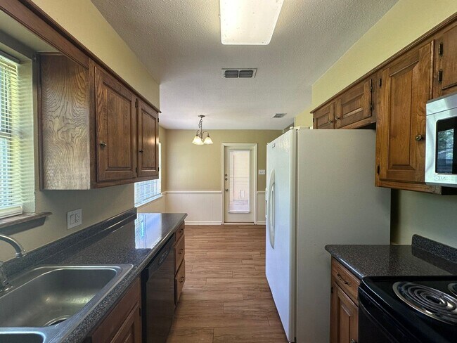 Building Photo - Charming 3 Bedroom in Flint!