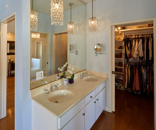 Building Photo - 817 10th St