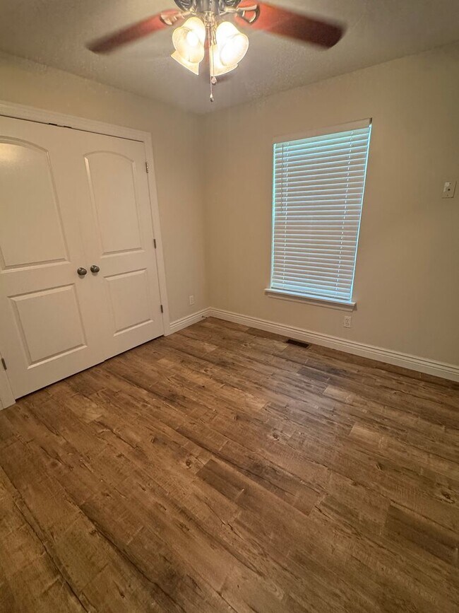 Building Photo - Oak St Duplex