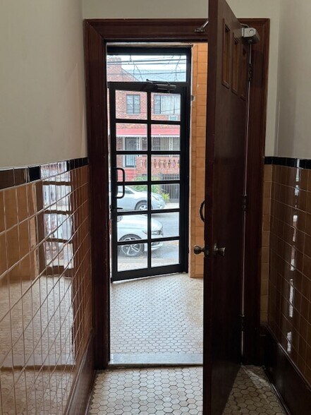 Building Photo - 275 E 55th St