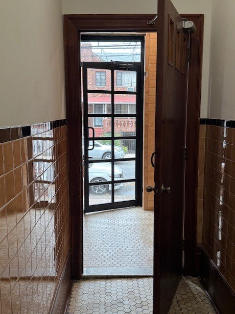 Building Photo - 275 E 55th St