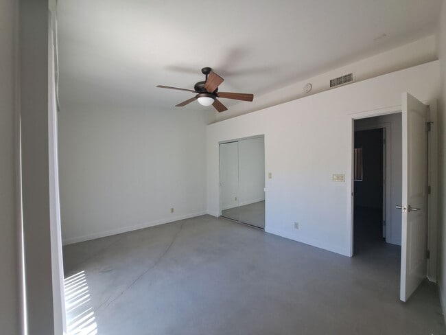 Building Photo - 4 bedroom!! Close to town, shopping and sc...