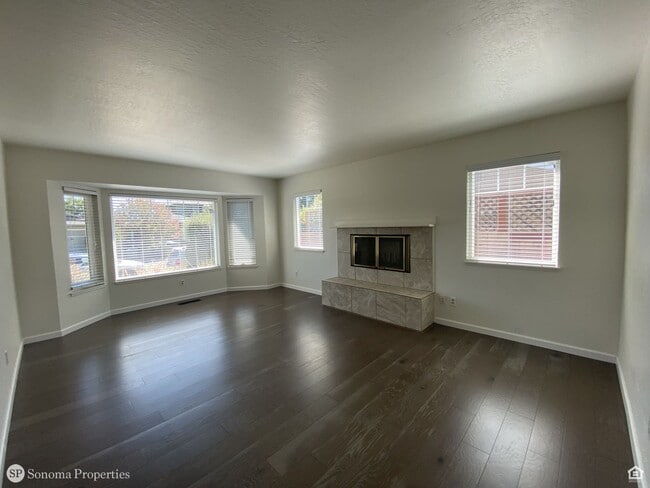 Building Photo - 3bd/2ba Single-Level Home - Close to Downt...