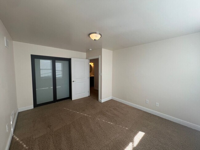 Building Photo - Beautiful 4 Bedroom/ 2.5 Bath with Integra...