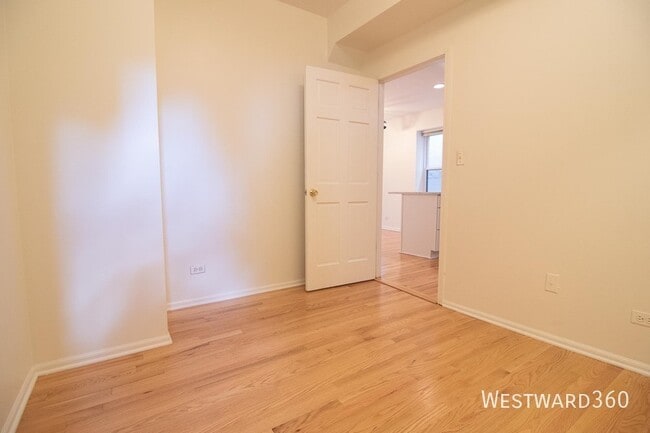 Building Photo - 954 N Honore St