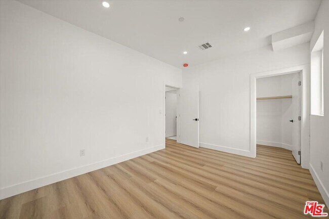 Building Photo - 914 N Hudson Ave