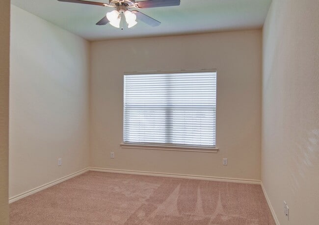 Building Photo - Immediate Move in! HUGE 3/3 duplex just Mi...
