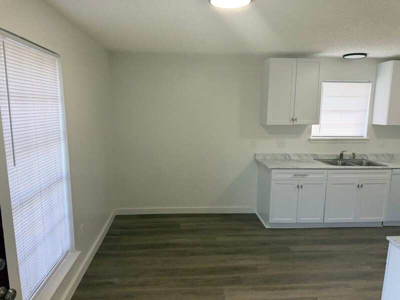 Building Photo - 4254 Southpark Dr