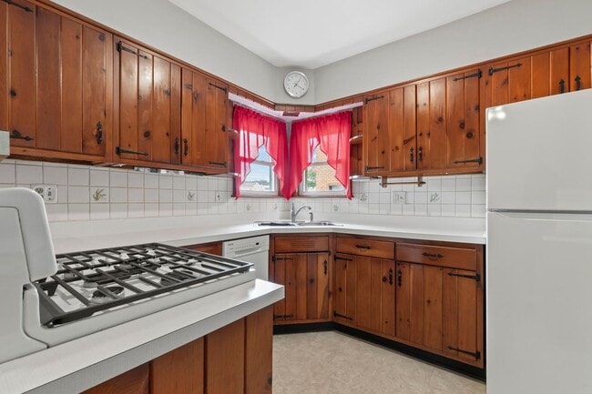 Building Photo - AVAILABLE NOW! Don't miss this amazing 3-bedroom with a RIVERFRONT view in Brackenridge!