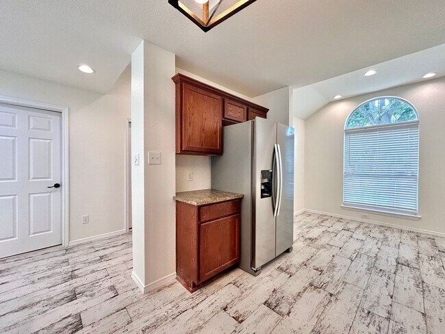 Building Photo - Beautiful 3/BR 2.5/BA Home with Modern Fin...