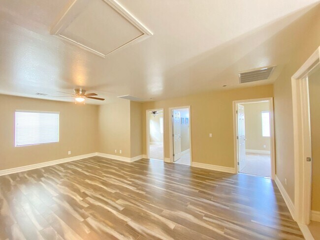 Building Photo - Wonderful two-story single-family house