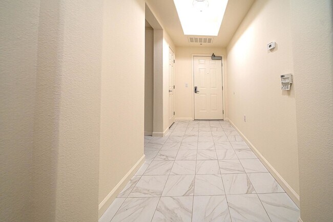 Building Photo - Beautiful & Spacious 3bd Condo With Great ...
