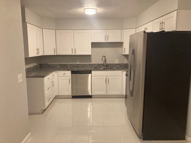Primary Photo - 534 E Bridgeport Ave