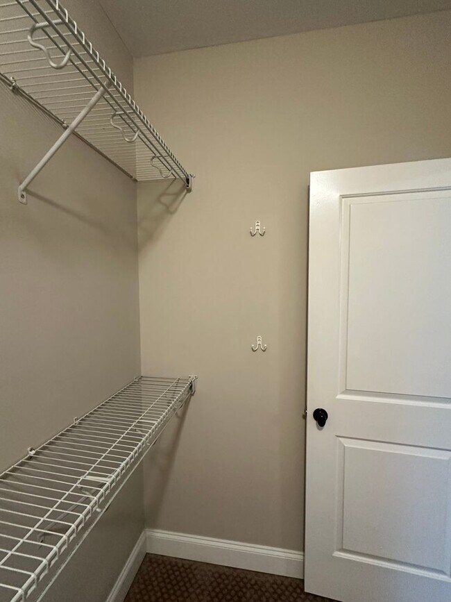 Building Photo - Brick Single Family Rental - 4 bedroom/4.5...