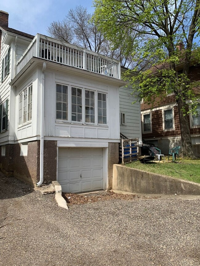 Building Photo - 143 Lathrop St