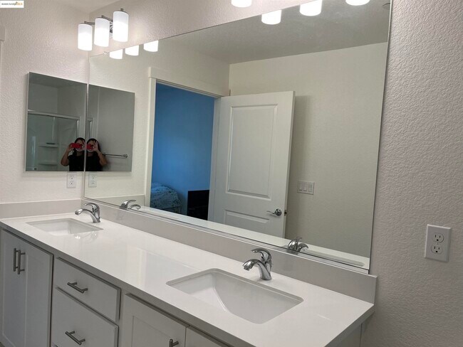 Building Photo - 2700 Wildflower Sta Pl