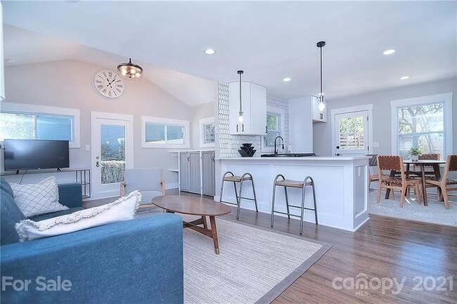 Building Photo - Remodeled 3 bed, 2 bath home in Plaza-Shamrock!