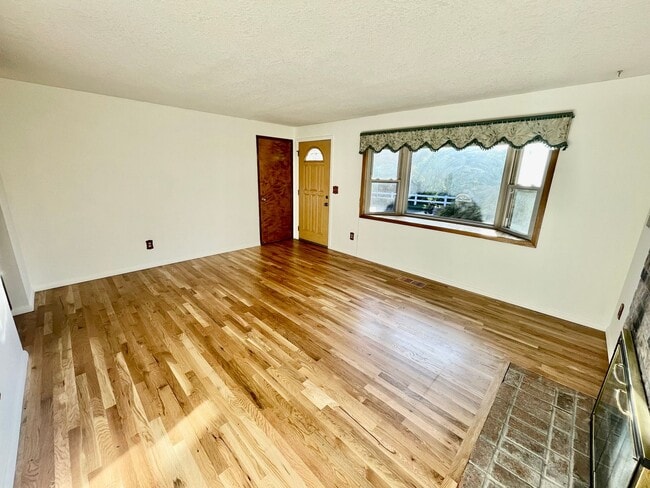 Building Photo - Beautiful 2bd/1bath South Tabor Home with ...