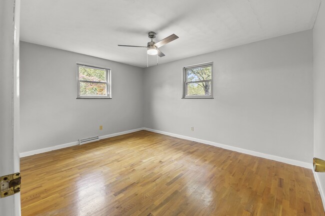 Guest bedroom #2 - 1618 Oak Hills St