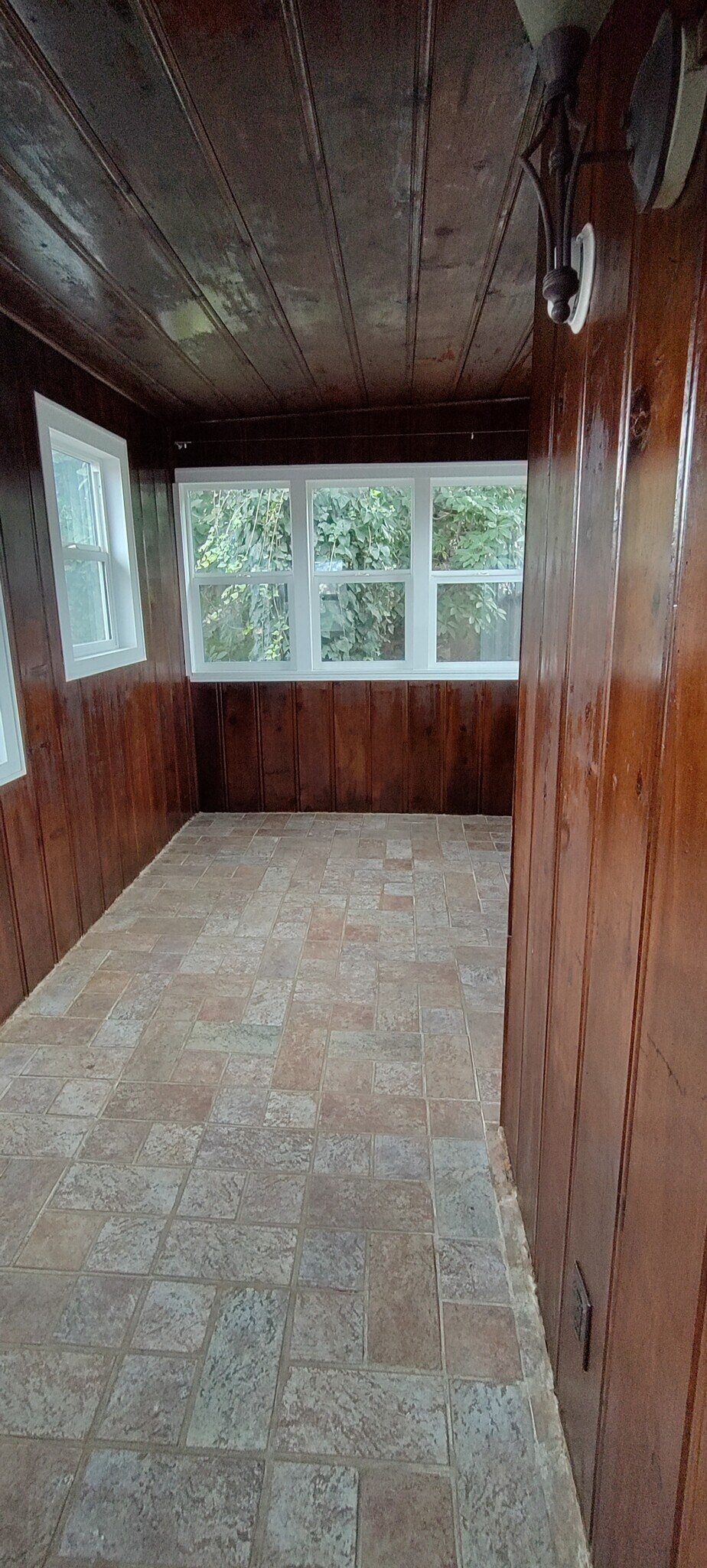 Den Floor - 1150 Sanborn Ave. Apt C