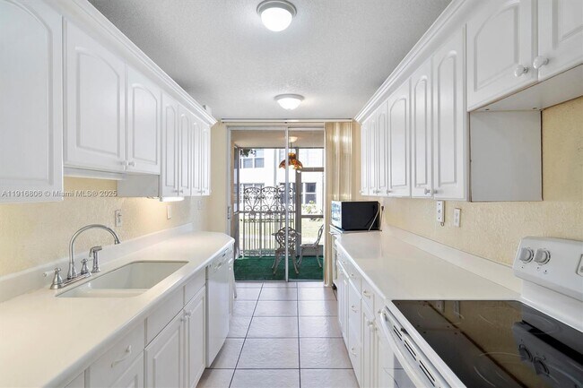 Building Photo - 1700 NE 191st St