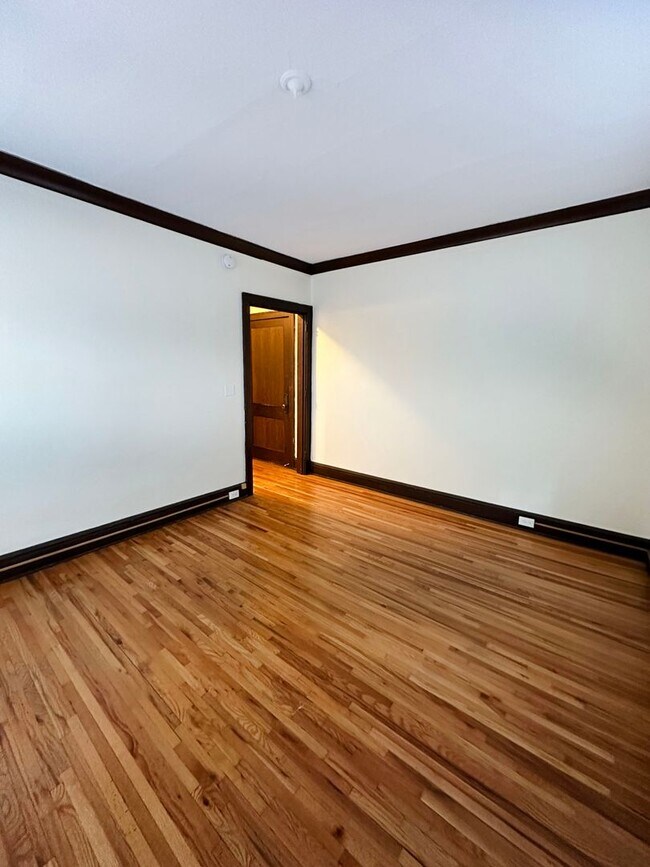 Interior Photo - 1435 West 31st St