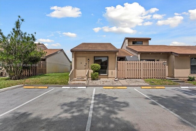 Building Photo - 2025 SW 82nd Ave