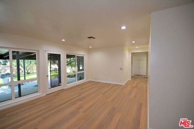 Building Photo - 7061 Louise Ave
