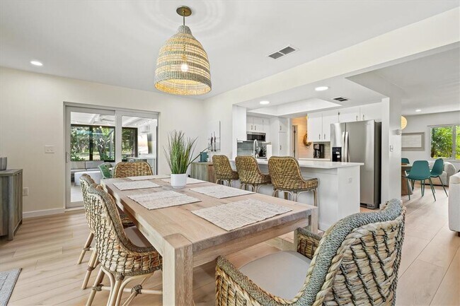 Building Photo - 2641 Hyde Park St