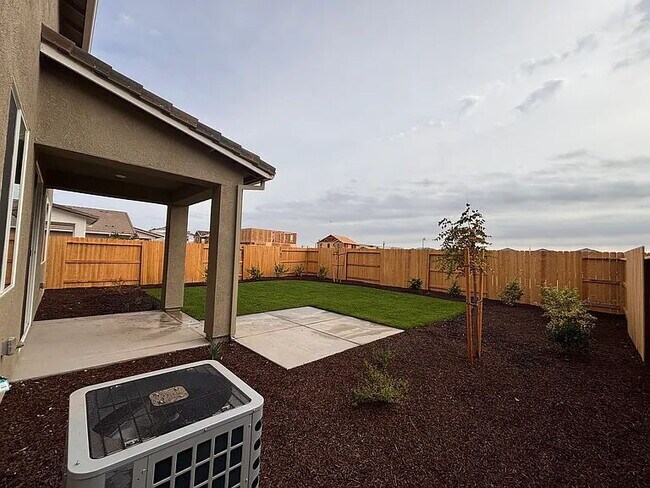 Building Photo - Spacious 5-Bedroom Retreat with 3 Full Baths in Charming Elk Grove