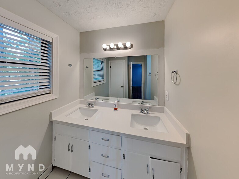 Building Photo - 1253 Blazing Ridge W SW