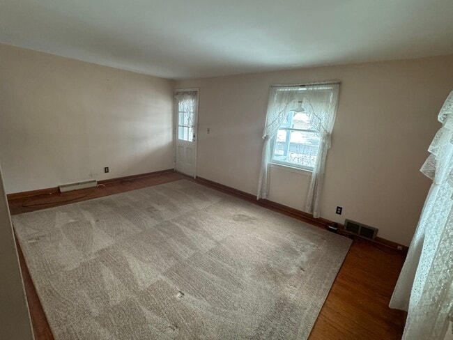 Building Photo - 3 Bedroom 1.5 Bath Rental Rome NY