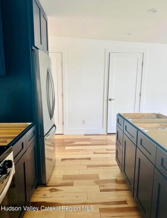 Building Photo - 412 Main St