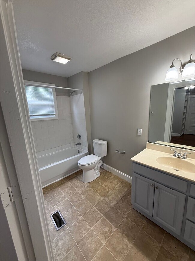 Building Photo - Charming Home in North Knoxville!