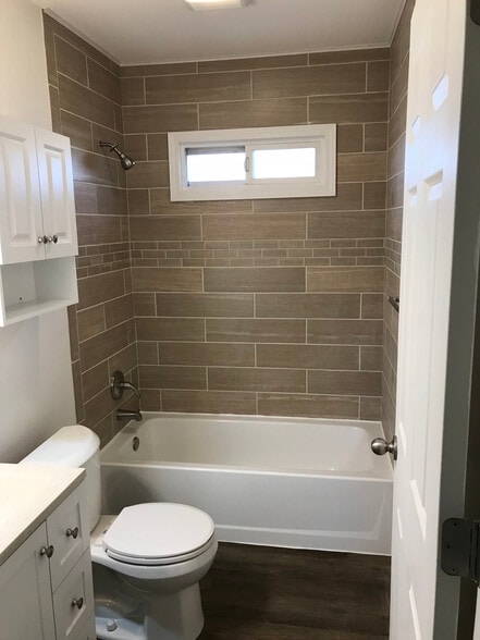 Bath - 4937 Road I.8 NE