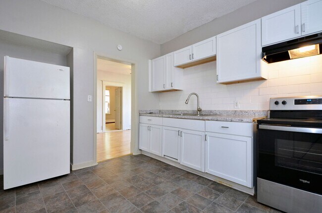 Building Photo - Spacious 3-Bedroom Lower-Level Unit Available Now in West St. Paul!